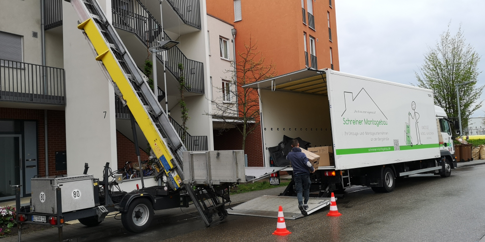 Second photo by Aydin of Der Umzugsschreiner - Large