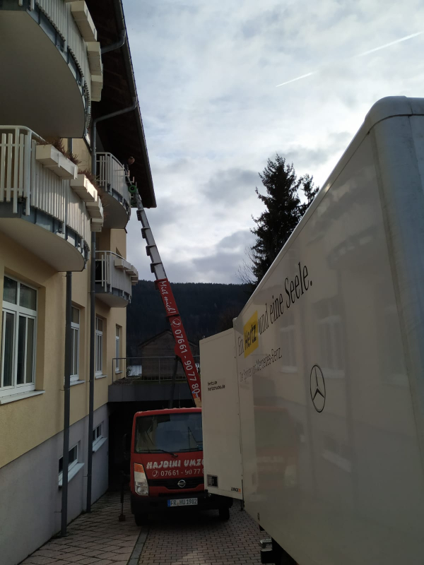 Photo by Ralf Pfeuffer of Hajdini Umzüge - Large